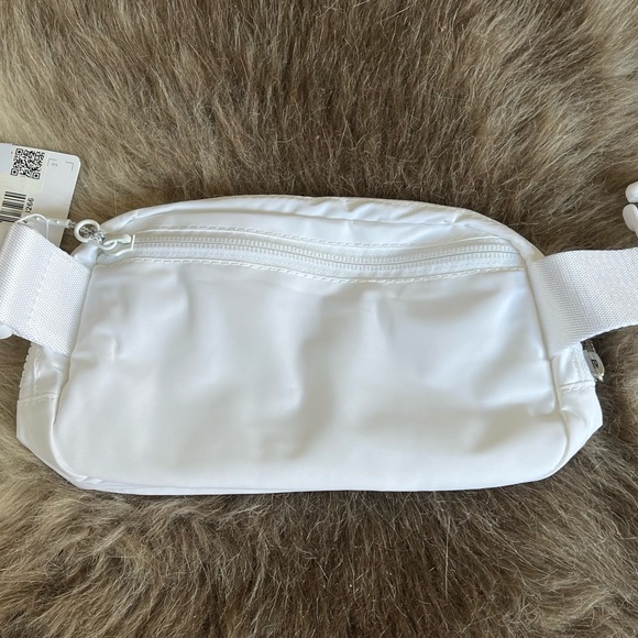 Lululemon 🦄 TRUE WHITE Everywhere Belt Bag Ext Strap NWT VERY RARE - Picture 9 of 15